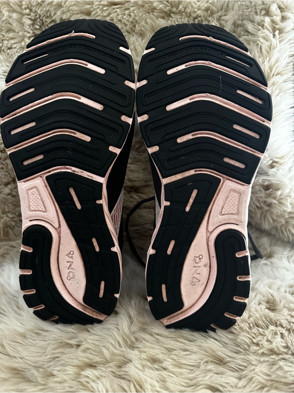 Brooks Anthem 6 Women’s Black Running Shoes with Light Pink Trim - Picture 6 of 7